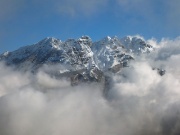 76 la nebbia si dirada un attimo. e ci si presenta il Resegone...